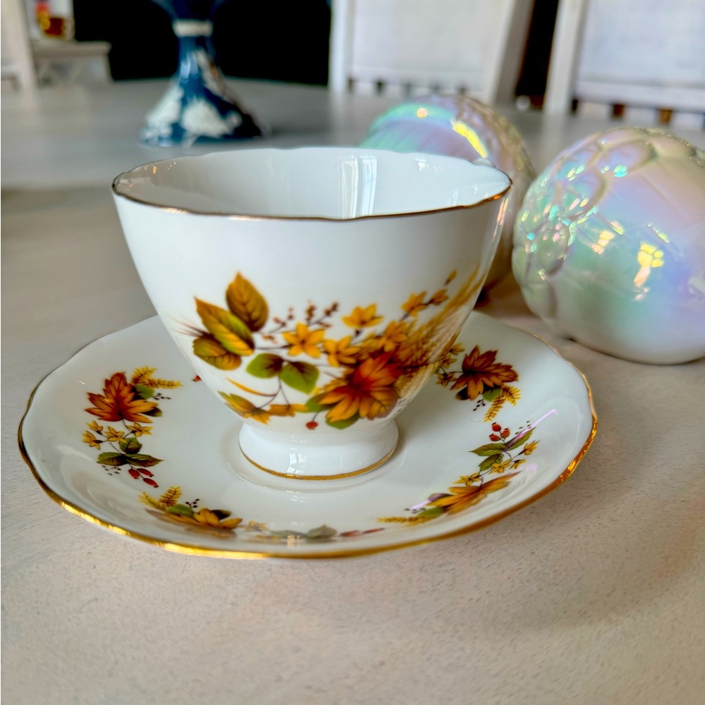 Tea cup & saucer. Queen Anne